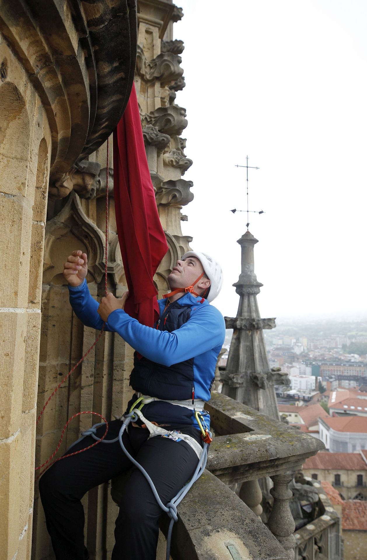 San Mateo arranca escalando la catedral de Oviedo