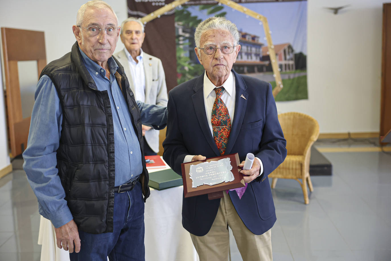 Janel Cuesta recibe el premio al Noreñense del Año