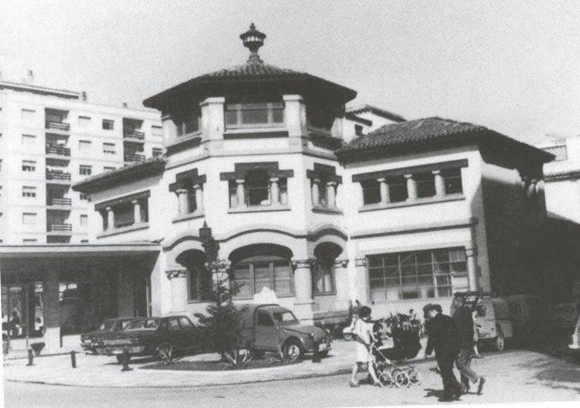 Palacete regionalista de la marmolería Gargallo, entre la calle Piles (dcha.) y Doctor Hurlé. Foto: Gonzalo del Campo y del Castillo. Fecha: 1969. Museo del Pueblo de Asturias.