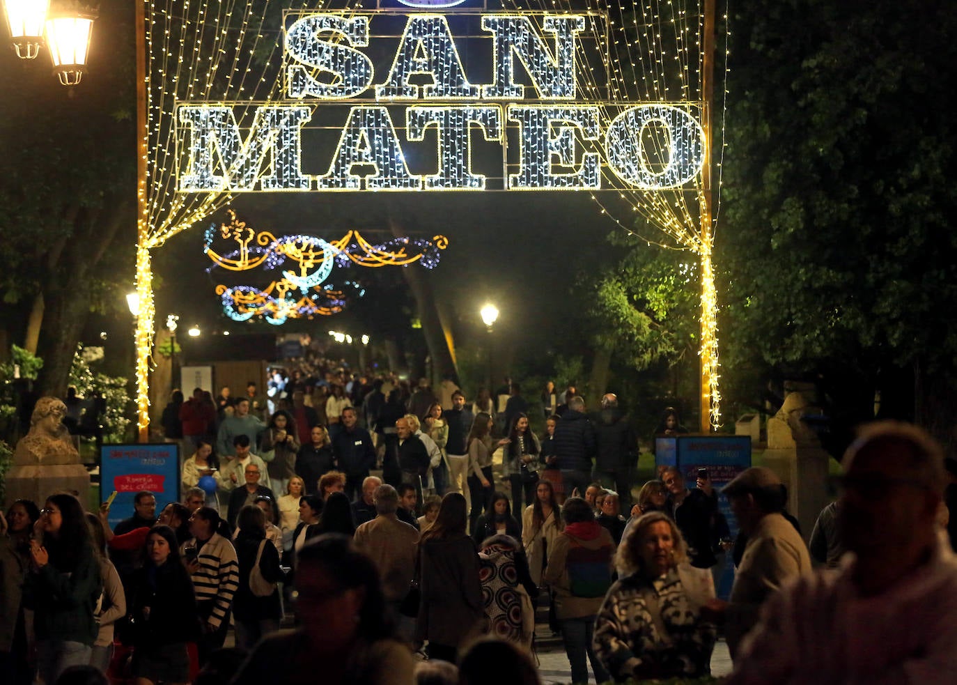 La calle Uría también se llena de música por San Mateo