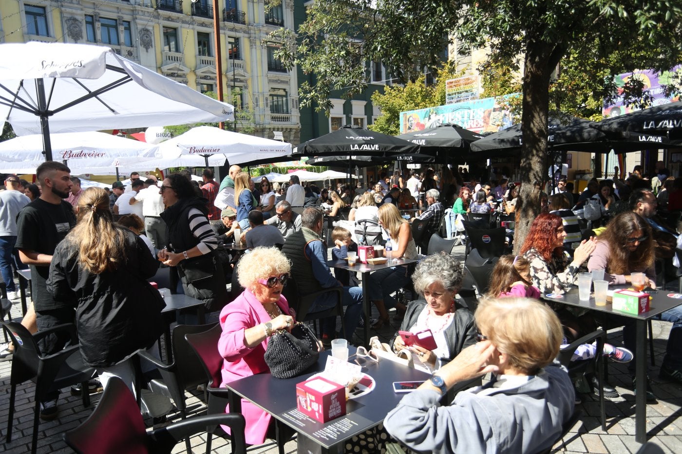 Las casetas hosteleras a la hora del vermú en la plaza de Porlier
