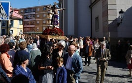 El Santísimo Cristo de Candás, en el inicio del recorrido procesional.