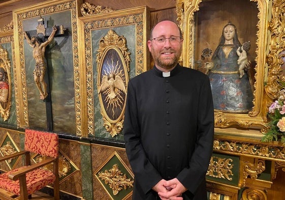 David Cueto, el día de su toma de posesión como abad de Covadonga, junto a una imagen de la Virgen que data de 1777, el año en que se incendió la antigua iglesia de la Cueva.