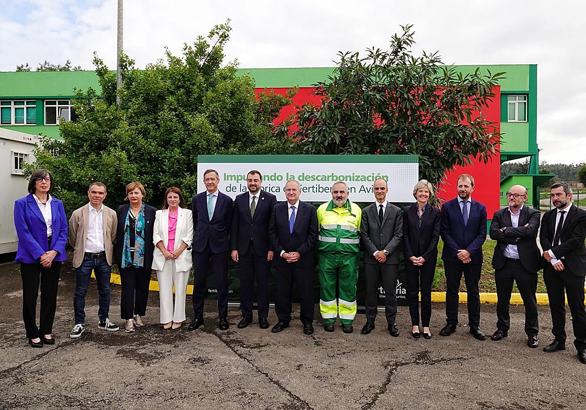 Javier Goñi, director ejecutivo de Fertiberia, a la izquierda del presidente del Principado, a cuya derecha está el ministro de Industria, Jordi Hereu.
