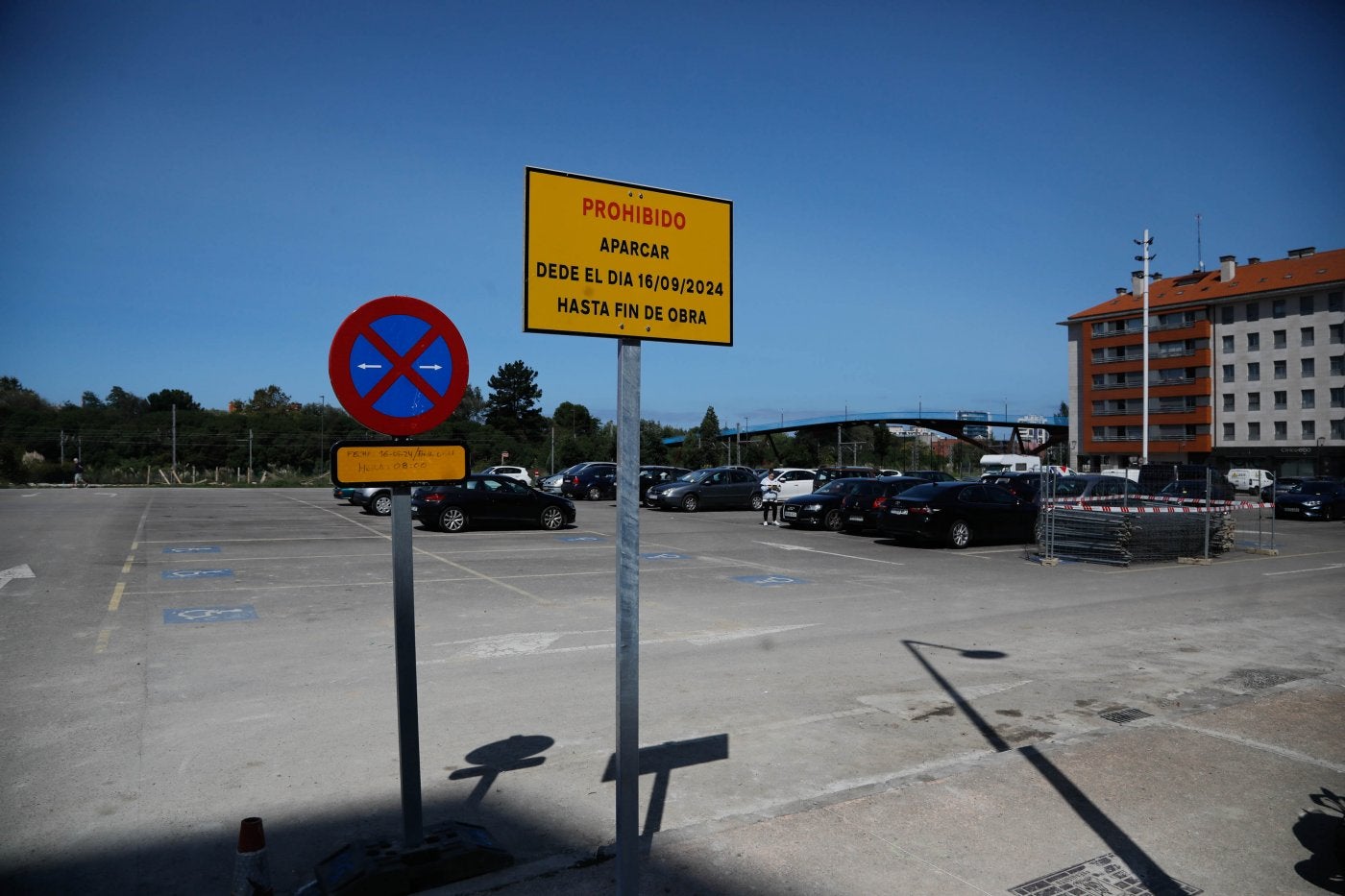 Estado del aparcamiento de la avenida Portugal ayer tarde, aún con algunos vehículos.