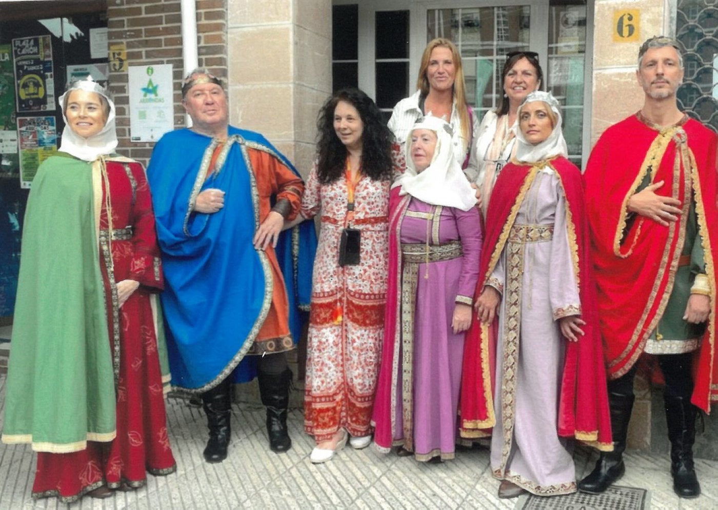 Pilar Vázquez, Daniel Triviño, Maite Capín, Esther Canteli, Carmen Capelastegui y Alfonso Rodríguez, representando a la Monarquía asturiana. Detrás, Eva María Fernández y Mamen de la Concha.