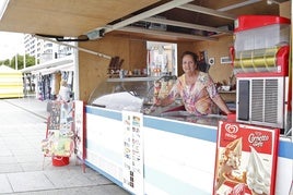 Ángela Cerro, con un helado, en uno de sus puestos.