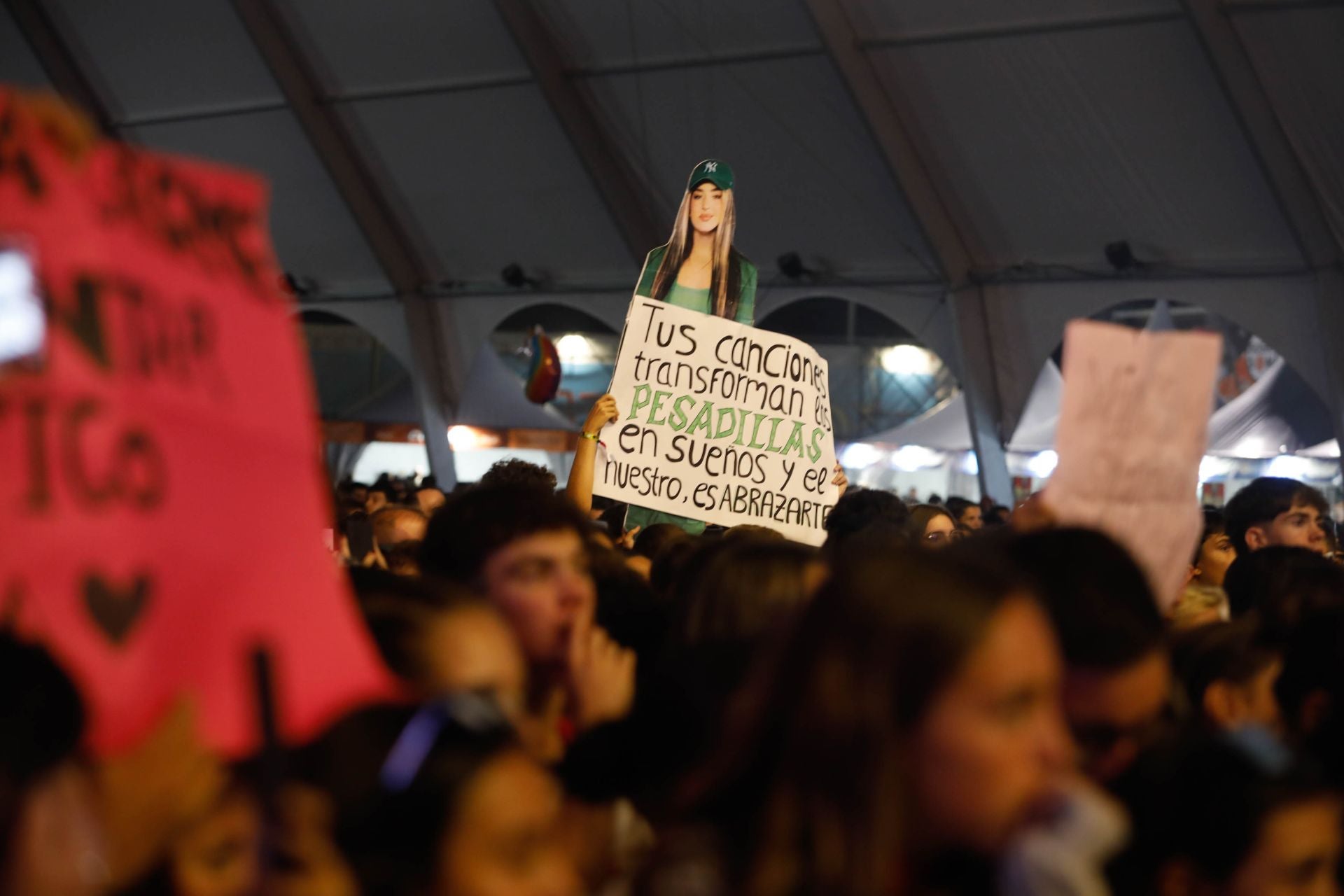 Lola Índigo prende en llamas la Ería con su concierto en Oviedo