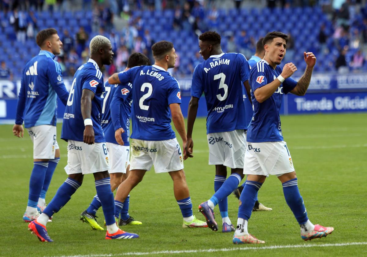 Santiago Colombatto celebra con la afición su tanto, el que le dio la victoria al Oviedo.