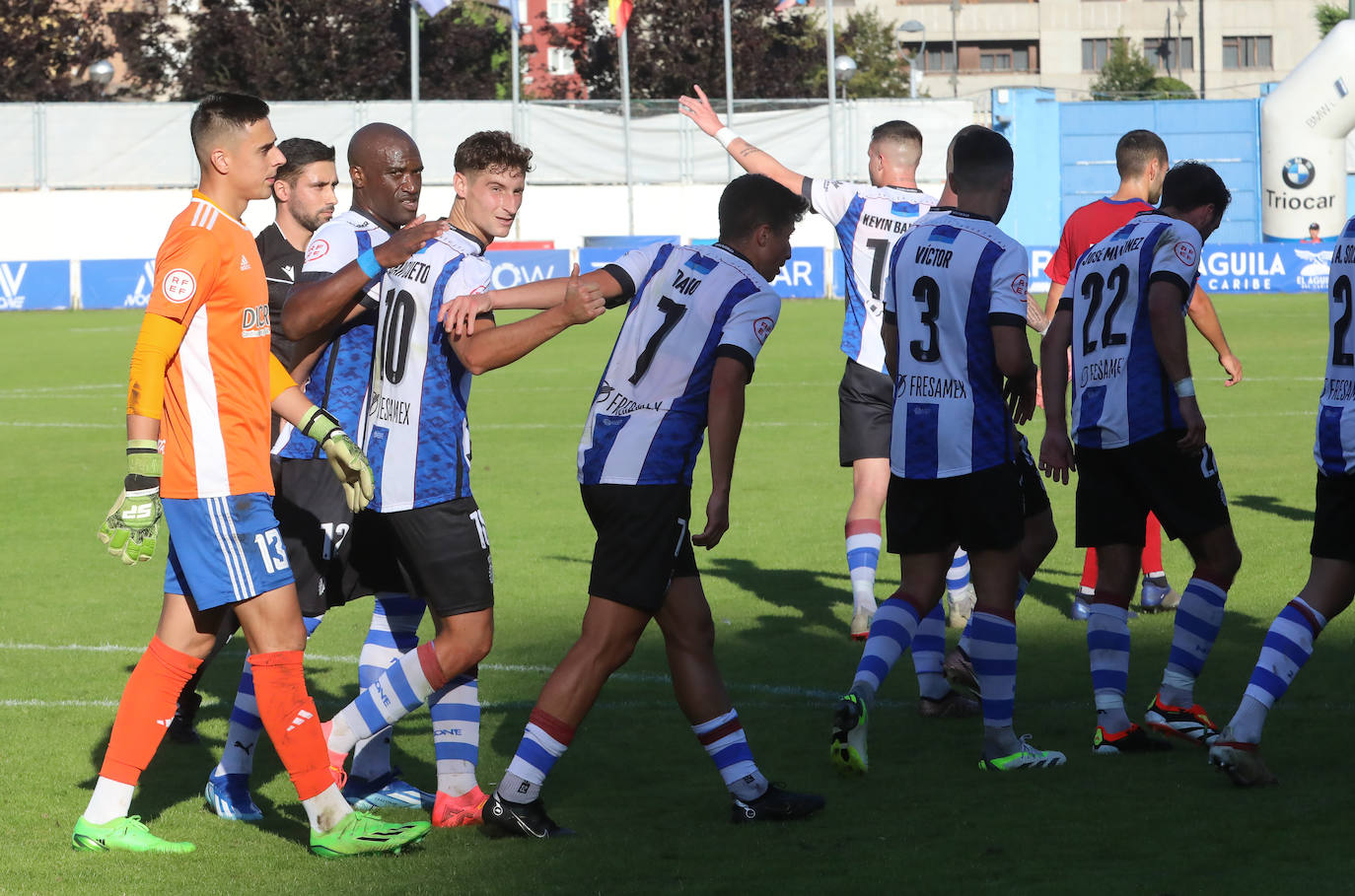 Las imágenes que deja el partido entre el Real Avilés y el Llanera