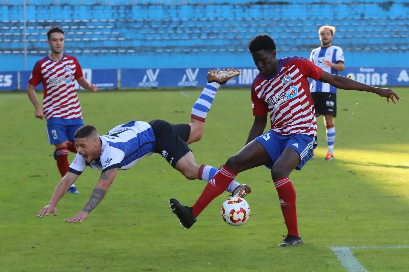 Las imágenes que deja el partido entre el Real Avilés y el Llanera