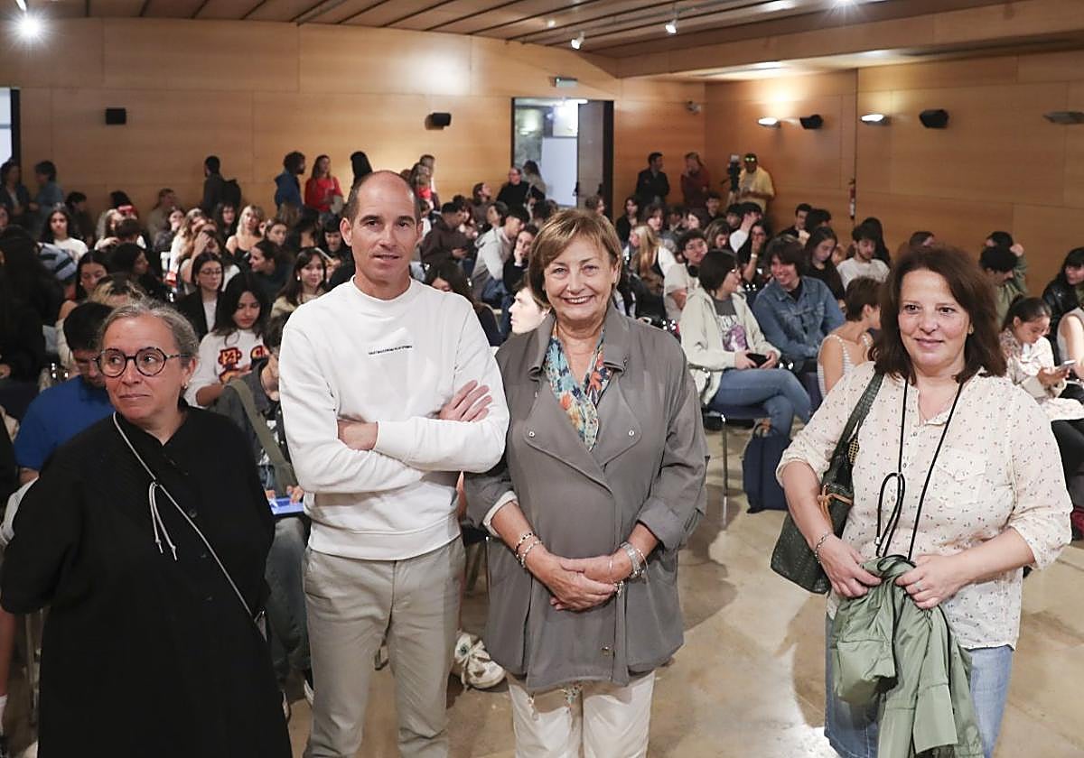Carolina Suárez, César Menéndez, Mariví Monteserín y María José Ruitiña, ayer, en la inauguración.
