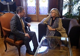 El alcalde, Alfredo Canteli, y la fiscal superior del Principado de Asturias, María Eugenia Prendes, durante la reunión que mantuvieron este martes en Alcaldía.