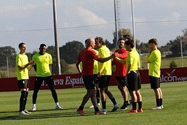 Jugadores y técnicos del Sporting, en el entrenamiento de ayer.