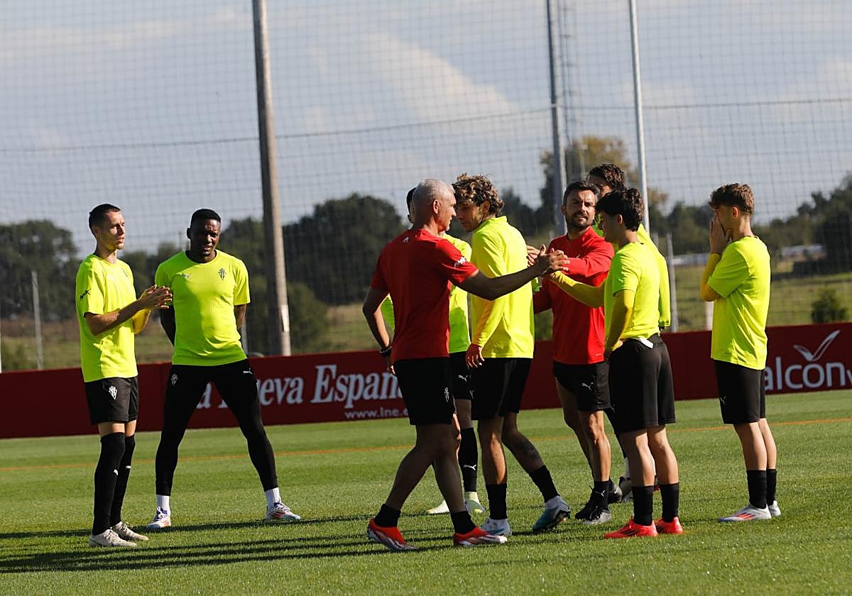 Jugadores y técnicos del Sporting, en el entrenamiento de ayer.