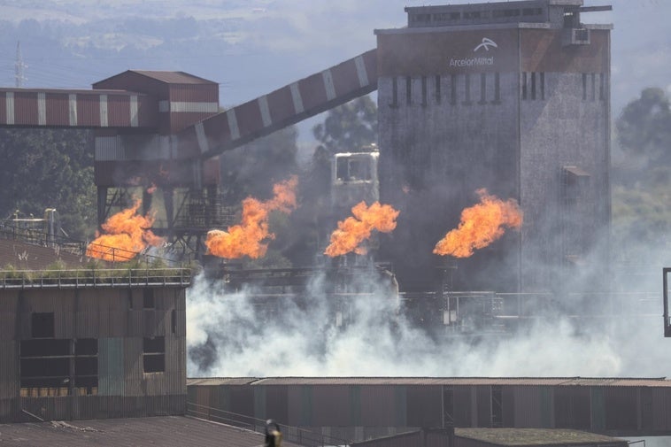 Cuatro de las antorchas de las baterías de cok queman gas por motivos de seguridad.