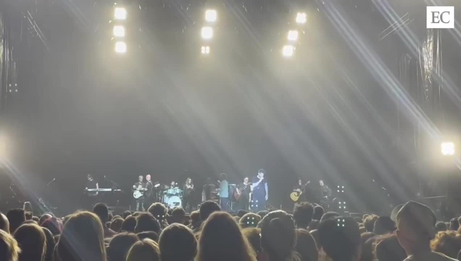 Melendi interrumpe su concierto en Oviedo por un mareo de una fan