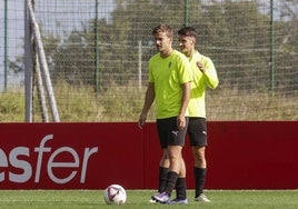 Éric Curbelo, junto a Lander Olaetxea, en un entrenamiento del Sporting.