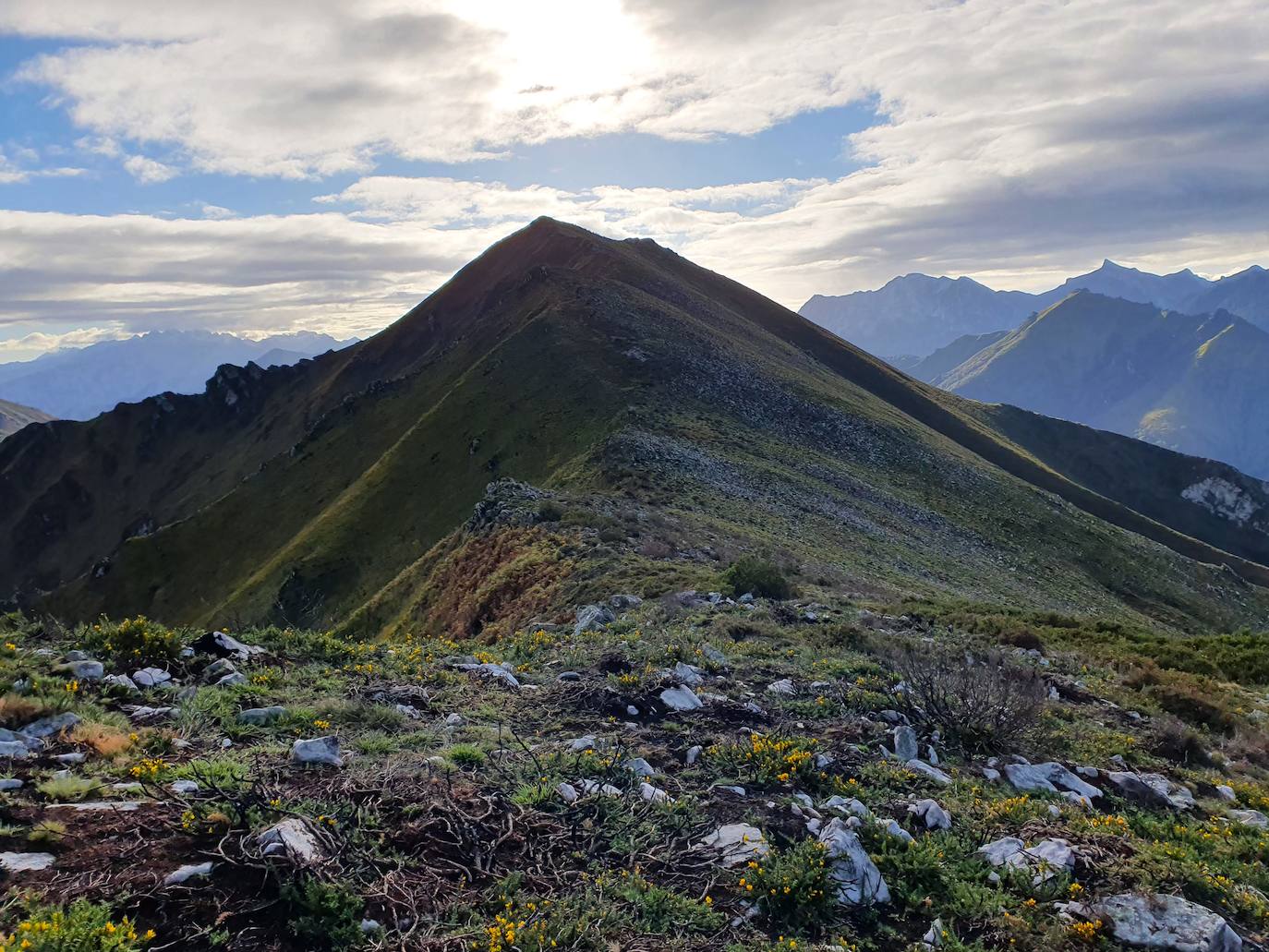 Pico Vízcares, montaña más alta del concejo de Piloña de la que cogió su nombre -hace casi 80 años- el grupo Vízcares, organizador de Les Xornaes Culturales de Monte