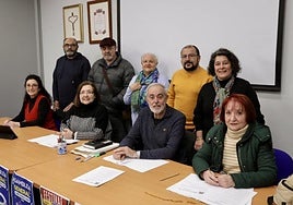 La junta directiva de la FAV, encabezada por su presidente, Manuel Cañete (abajo, segundo por la derecha).