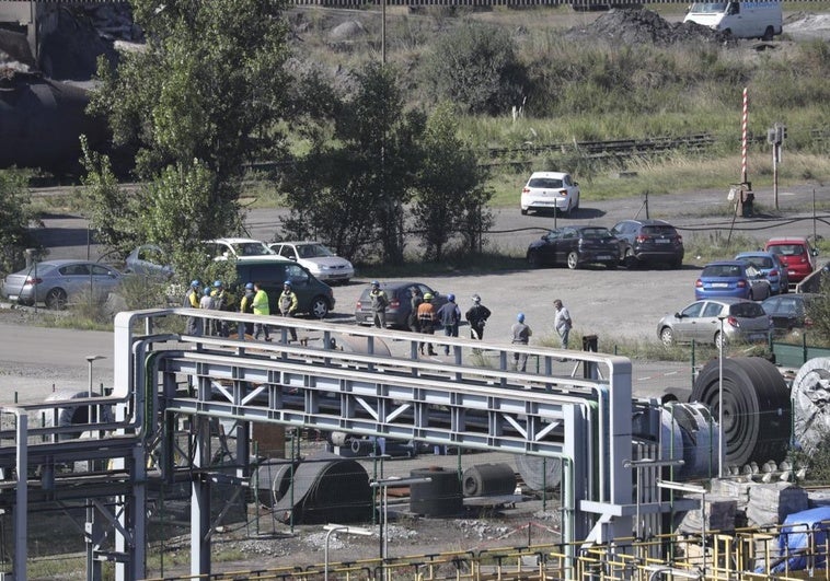 Trabajadores en la planta de Arcelor en Gijón, después del accidente ocurrido en la batería de cok número 1.