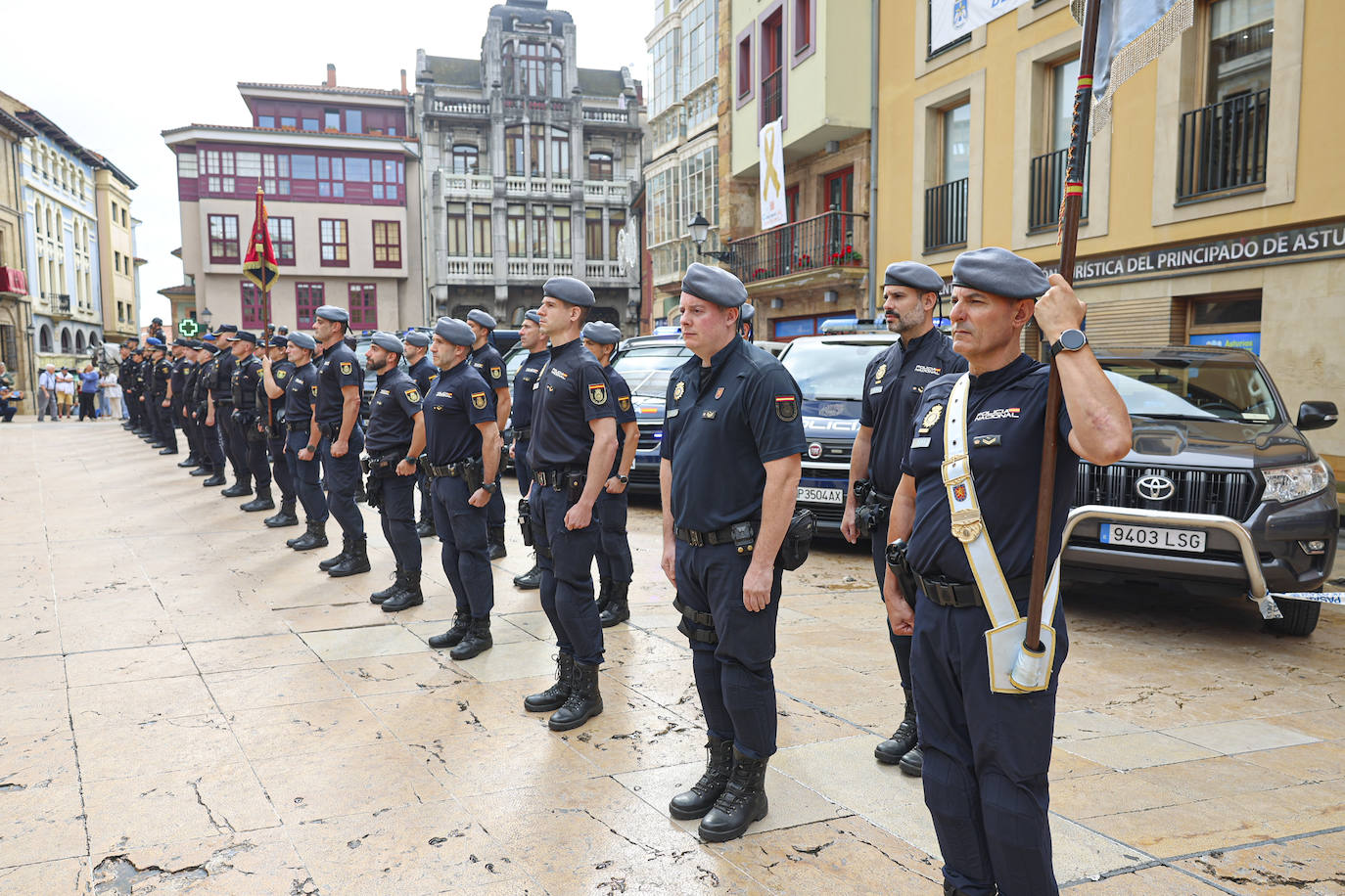 La Policía Nacional recibe la medalla de oro de Oviedo