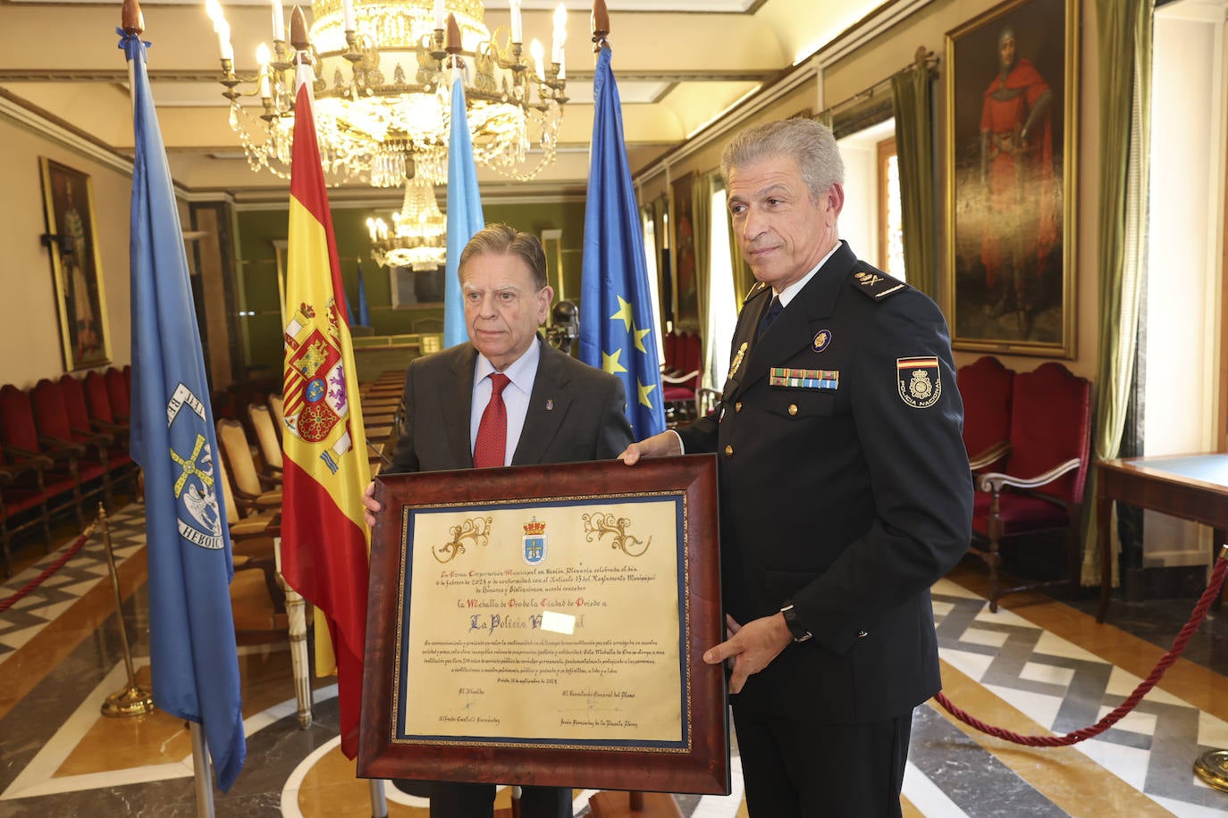 La Policía Nacional recibe la medalla de oro de Oviedo