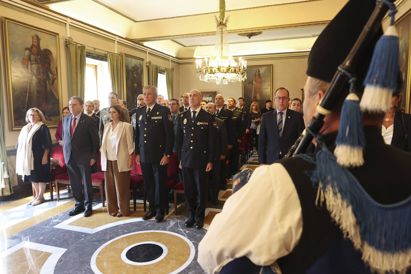 La Policía Nacional recibe la medalla de oro de Oviedo