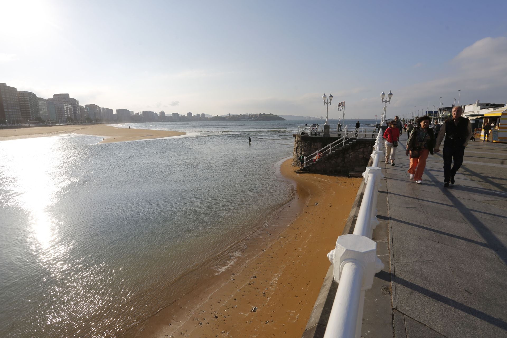 Las consecuencias de las mareas vivas en Asturias: inundaciones y fuerte oleaje