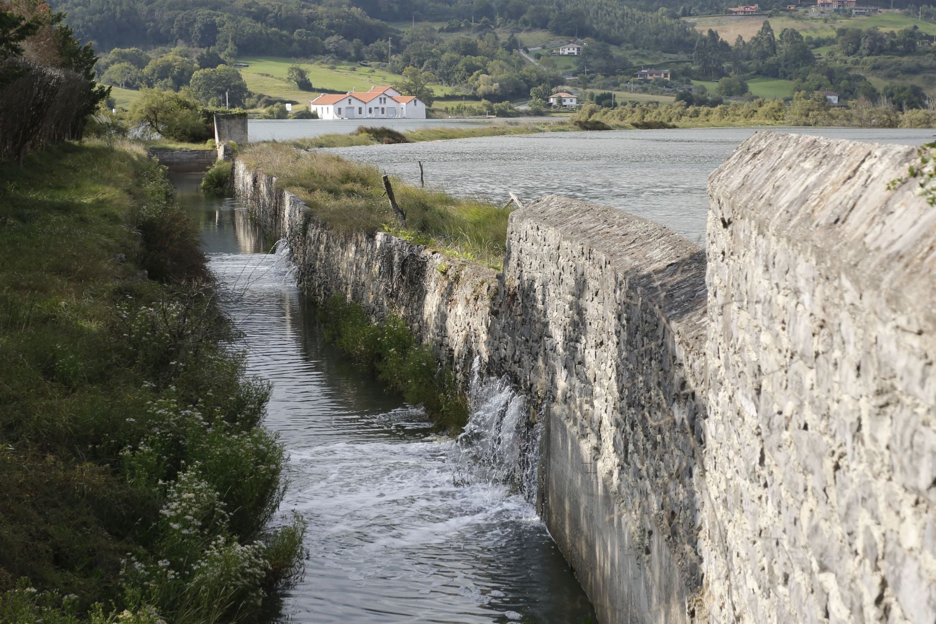 Las consecuencias de las mareas vivas en Asturias: inundaciones y fuerte oleaje