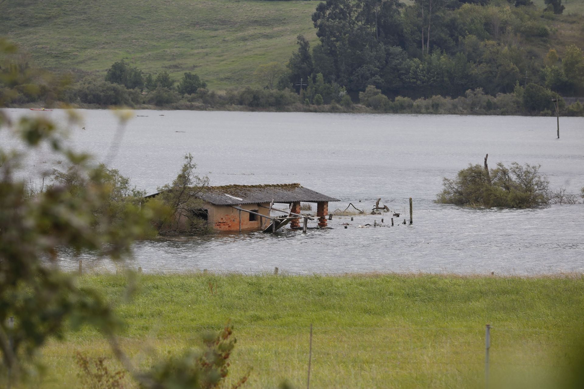 Las consecuencias de las mareas vivas en Asturias: inundaciones y fuerte oleaje