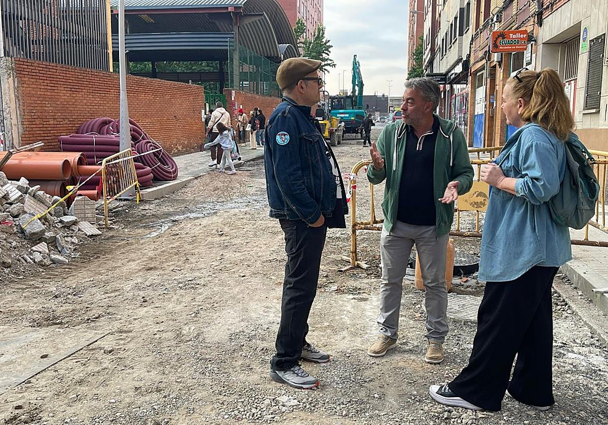 El socialista Ramón Tuero, con representantes vecinales.