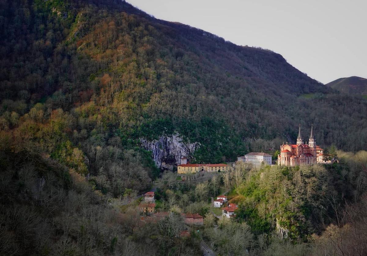 Covadonga vista desde los altos de la Cruz de Priena, una excursión senderista sencilla muy recomendable para hacer en otoño