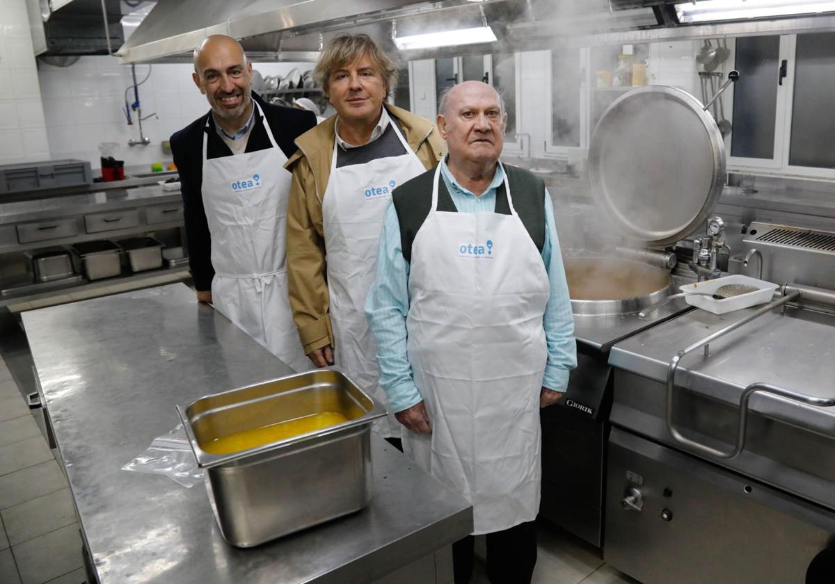 Luis Torres, en la Cocina Economica, con Ángel Lorenzo y Oliver Suárez, cuando Otea hizo la donación del menú de Antroxu.