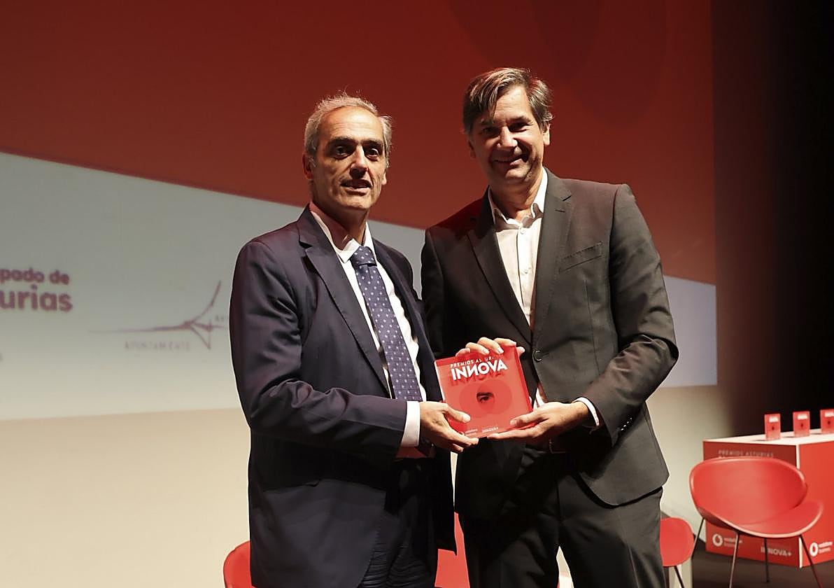 Jacobo Cosmen, presidente de ALSA, recibe el premio de manos de Jesús Lombardero, director comercial de Vodafone Business en España.