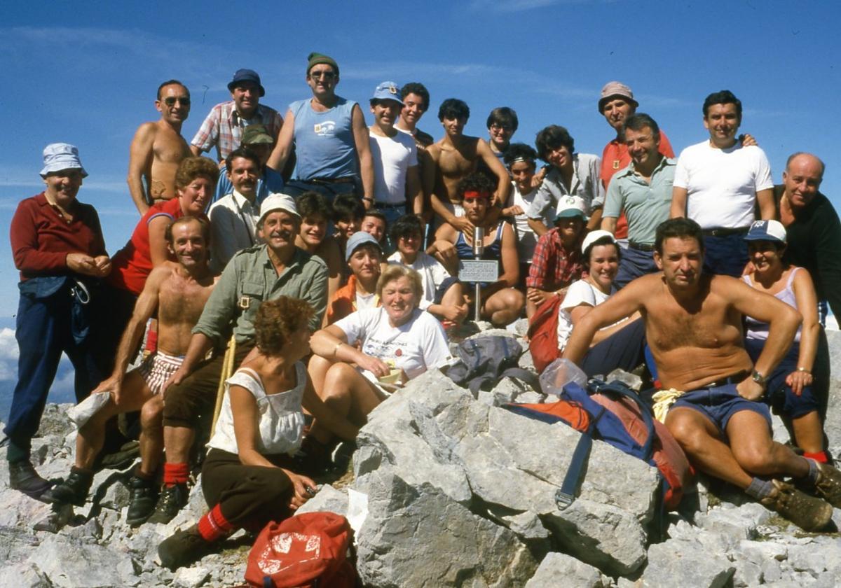 Integrantes del Grupo de Montaña Ensidesa, en la cumbre del Cuetu Tejao (2.159 metros), en Sotres (Cabrales).