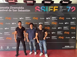 Eduardo Castejón, Luismi y Ángel Pantiga a su llegada al Festival de Cine de San Sebastián.