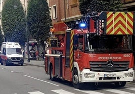 Los servicios de emergencia en la avenida de Galicia, en Gijón.