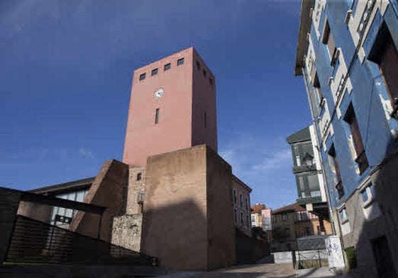 Vista general de la Torre del Reloj, en el barrio de Cimavilla.