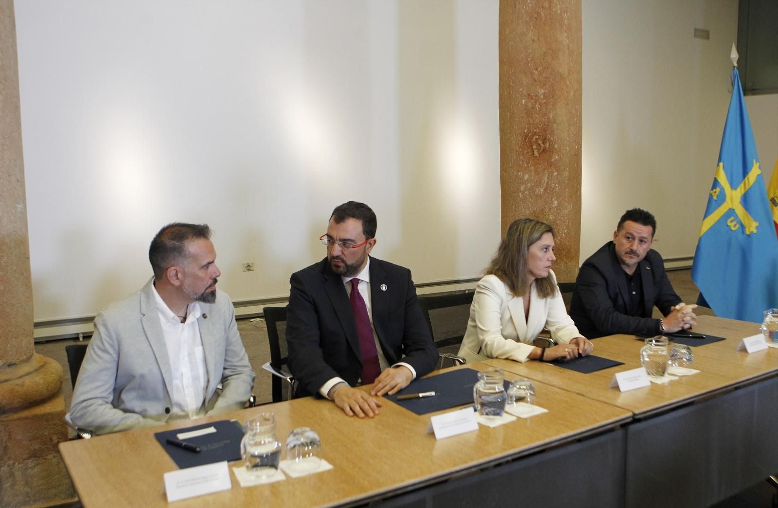 José Manuel Zapico, Adrián Barbón, María Calvo y Javier Fernández Lanero en la firma de la nueva concertación social.