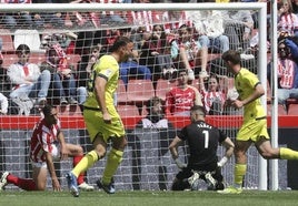 Yáñez e Izquierdoz se lamentan por uno de los goles que marcó el Villarreal B en Gijón, en el último duelo de los rojiblancos a las dos de la tarde.