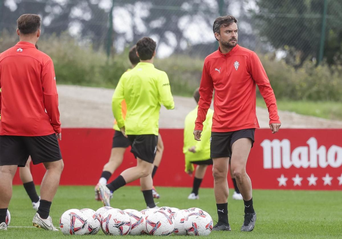 Rubén Albés en un entrenamiento del Sporting.