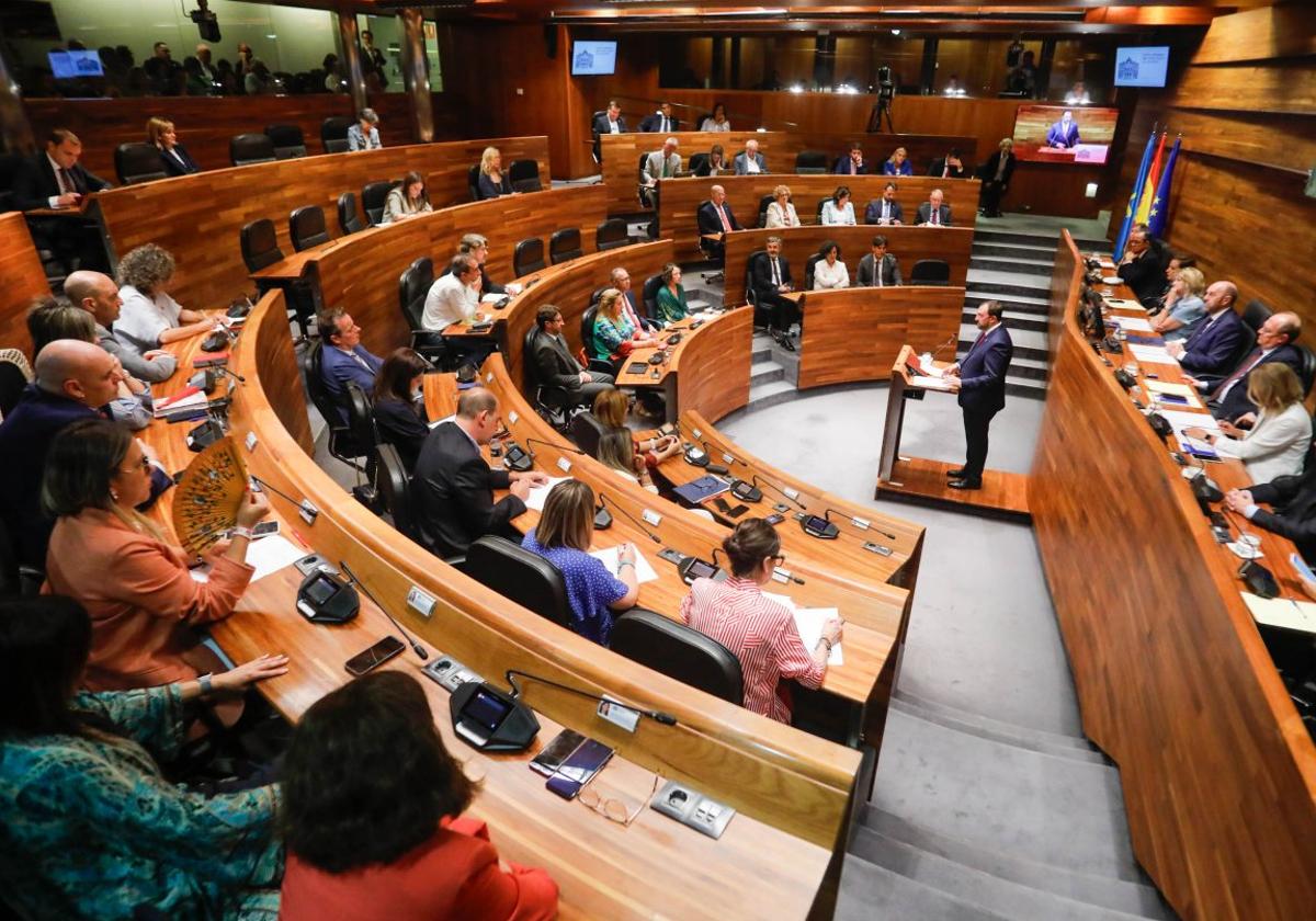 Barbón pronuncia su discurso ante el Parlamento en el pleno de su investidura, en julio del pasado año.