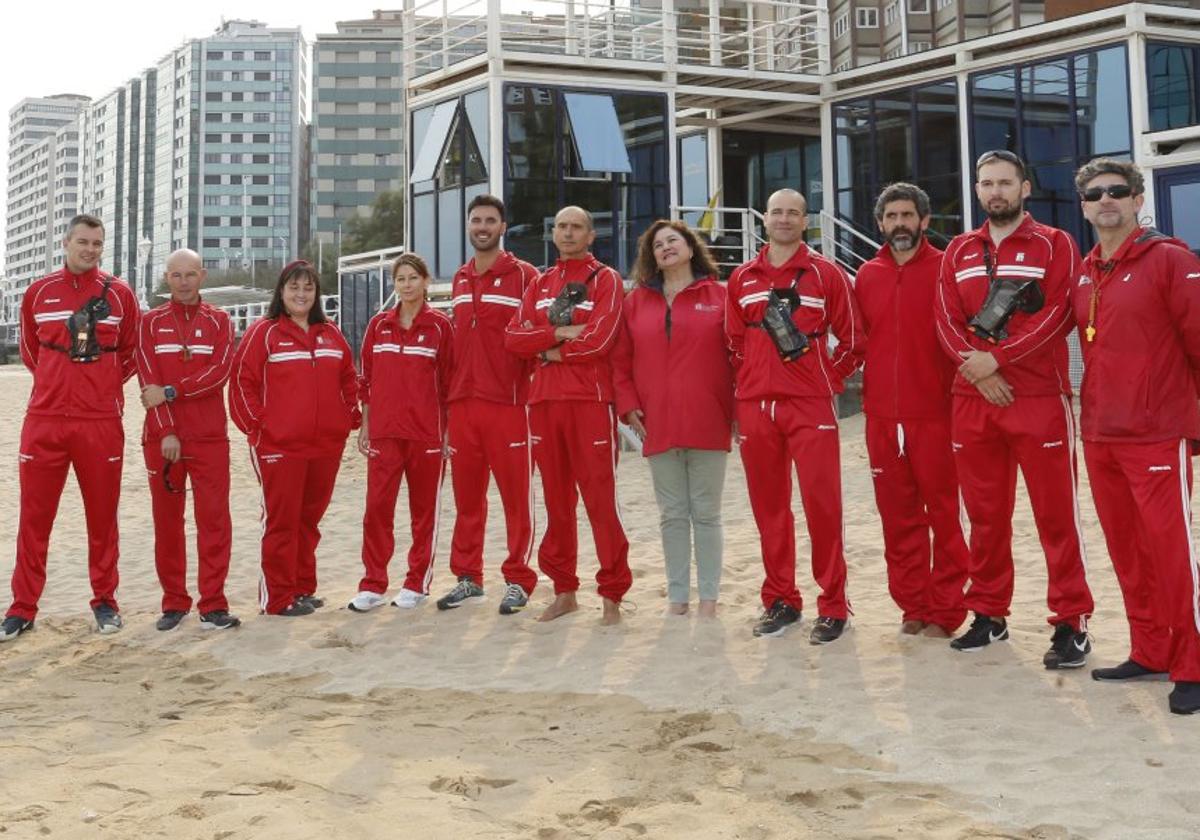 Por la izquierda, Alexander Lisenkov, Sergio Arias, Elisabeth Huerta, Marta Gallego, Gonzalo Rodríguez, José Alonso, Flor Palacio, Pablo Fuertes, Ángel Ferrera, Miguel Ángel Fernández y Basilio Martínez, delante del Centro de Coordinación de Salvamento de la Escalera 12 de San Lorenzo.