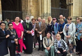 El grupo de peregrinos posa con dos españoles con quienes conversaron.