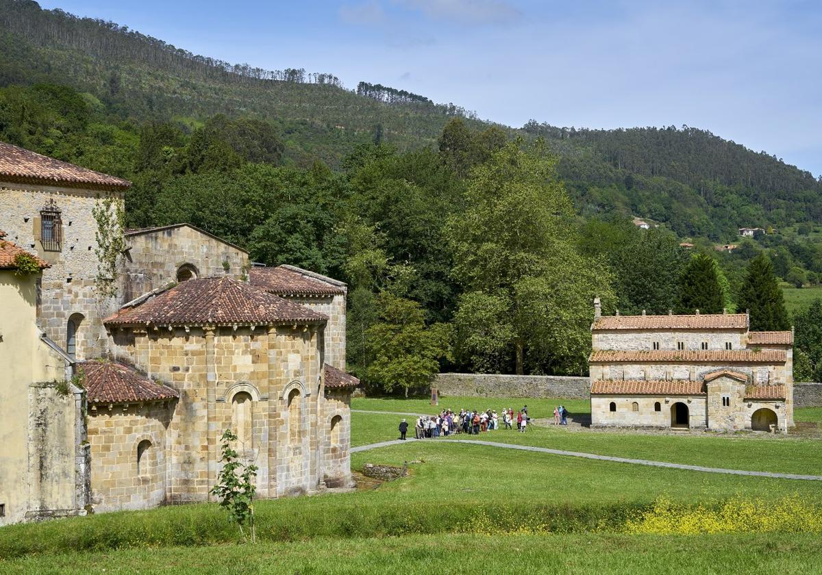 El monasterio de Santa María y el 'conventín' forman el conjunto monumental de Valdediós.