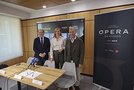 Juan Carlos Rodríguez-Ovejero, Eva Pando y Celestino Varela momentos antes de la firma.