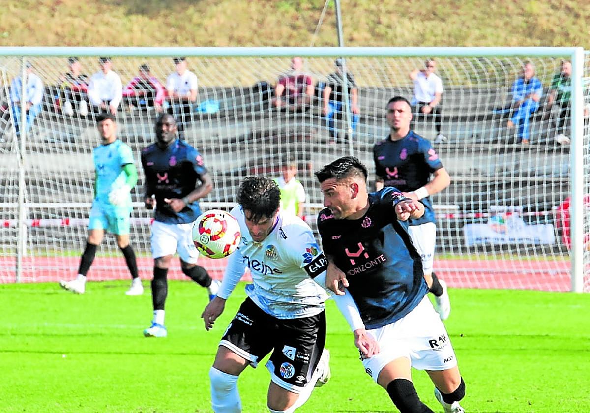 Natalio, en una jugada del duelo ante el Salamanca el domingo en las pistas del Helmántico.
