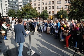 El homenaje a las puertas de la Iglesia San José contó con una nutrida asistencia de público.