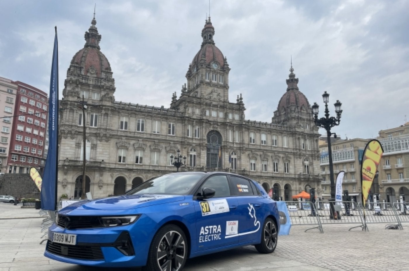 El coche de los asturianos, ante el Ayuntamiento de La Coruña.